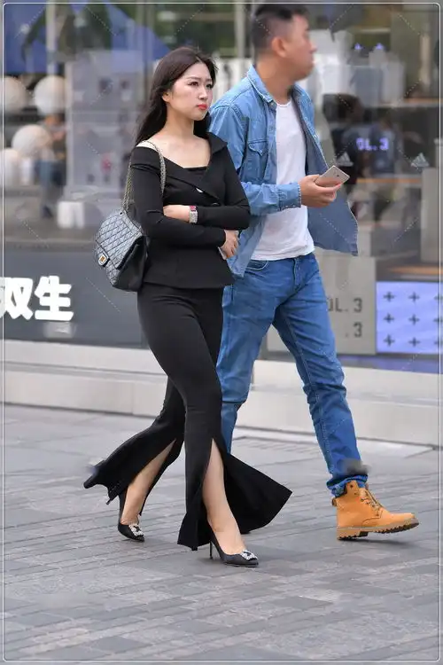 修身露肩上衣搭配黑色喇叭裤,时尚又有型,尽显精致女人味
