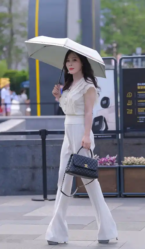 白色针织衫白色长裤,这样的白色系穿搭,藏着成熟女人的优雅
