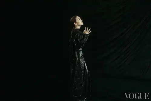李妍锡登vogue杂志黑色系写真质感十足
