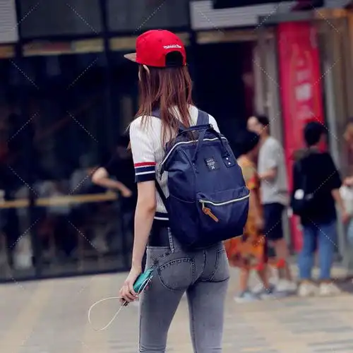 白色针织上衣,搭配灰系牛仔裤,清新温柔
