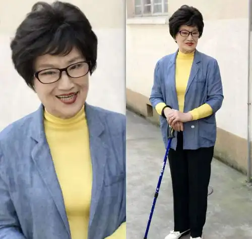 王文娟硬朗时髦,穿中式服装配个英式包出门,别致温婉又文气
