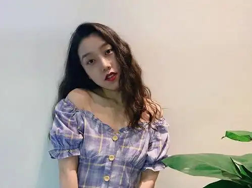 满嘴狗粮直播秀恩爱,比应采儿陈小春的爱情还甜
