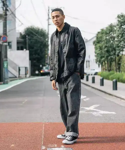 本季透过油布外套的3种穿搭风格,营造质感的型男look
