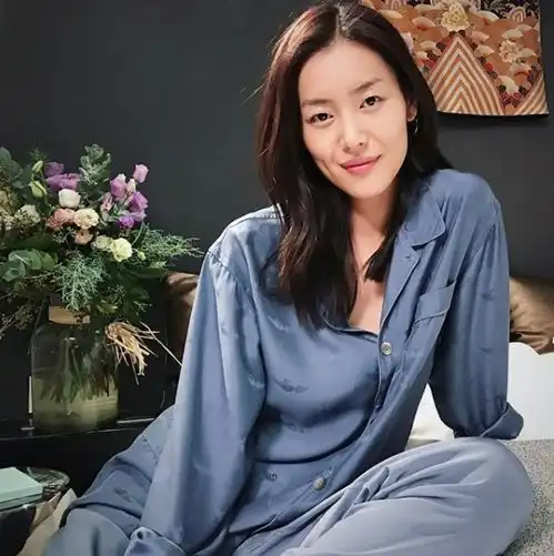 刘雯最爱的佛系穿搭,美的毫不费力
