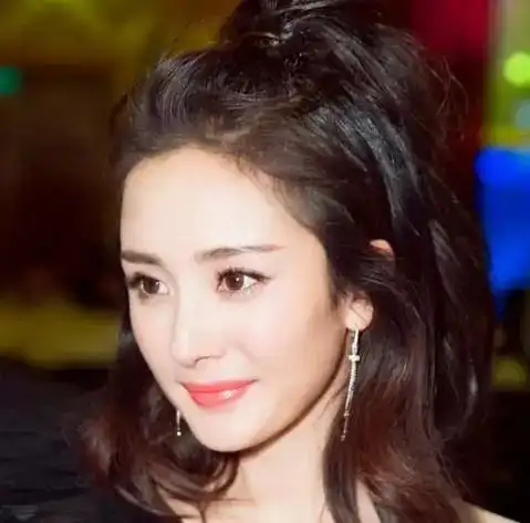美女杨幂发型又换了这次扎起了丸子头溢出萌萌的少女心
