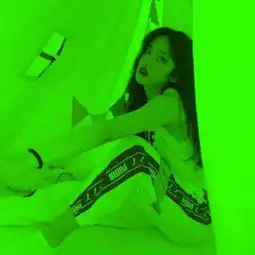 每个女孩都是银河遗落在世间的星星爆火的绿色背景潮流女生qq头像
