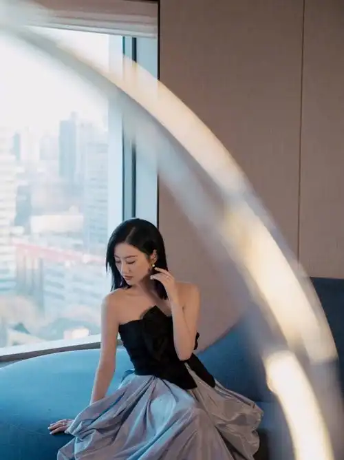 景甜出席活动,黑色与粉蓝色相撞,气场上够简约的哈
