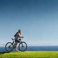 一个人骑单车图片唯美独自一人骑行唯美图片
