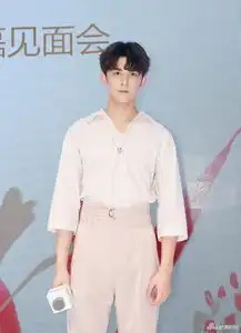 明星爱大牌吴磊粉色系look变身夏日小清新
