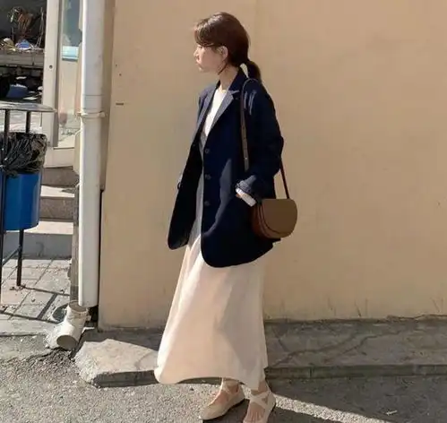 韩系通勤穿搭,上班族的时髦选择,看起来很温柔
