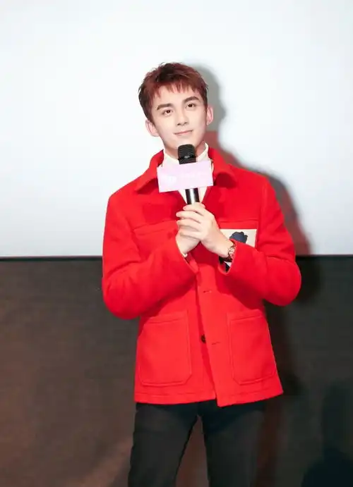 新年look来喽,吴磊穿红色格外好看,小暖男一枚
