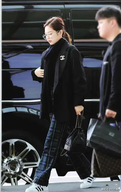 你可以一直相信jennie的穿搭,机场私服安全又时尚,借鉴性很强
