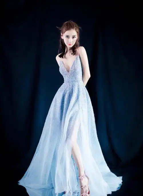 杨颖一点不像2岁孩子的妈,穿短袖配高腰裤,造型清新少女感十足
