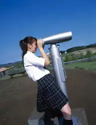 日本少女校服美照笑容灿烂清甜可人
