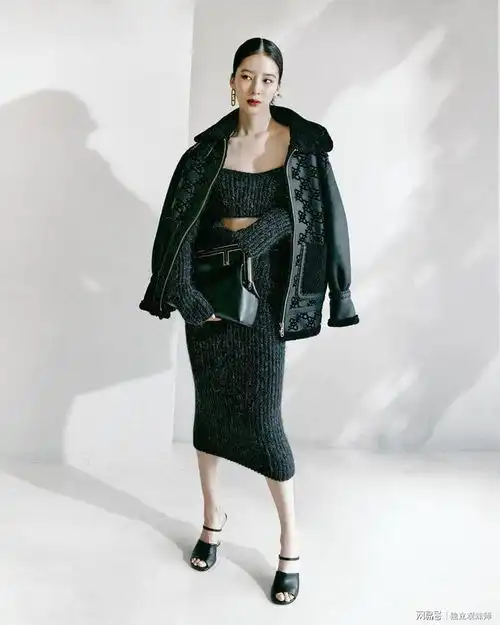 毛晓彤皮肤好白,穿挖空针织裙秀玲珑曲线,撞衫4位女星气质不输
