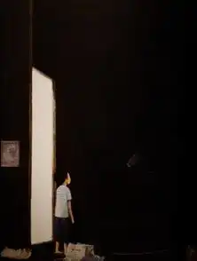 屋顶有人系列,恐怖绘本古厝之客赏析胆小勿入对于屋顶的童年阴影,到底屋顶上有人还是...

