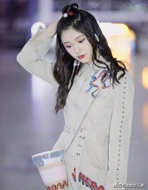林允穿花式秀存在,温柔的香芋紫,露笑颜甜美可人
