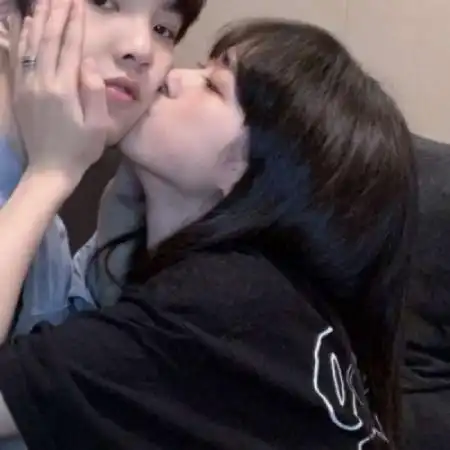 2020校园风甜美秀恩爱情侣头像一男一女
