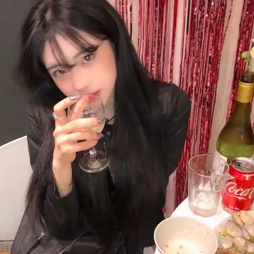 ins炫酷女生头像
