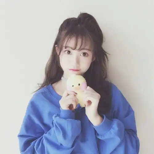 搞笑gif动图大爷的病以光速好转,前面的美女谢谢你
