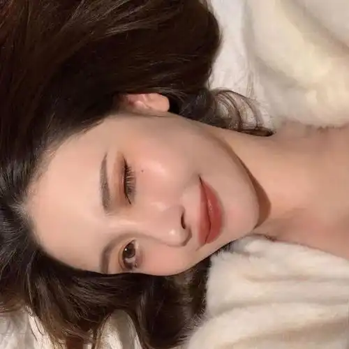 女生头像朝朝暮暮皆为爱意
