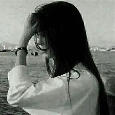 女生头像黑白伤感侧脸孤独真人忧伤头像
