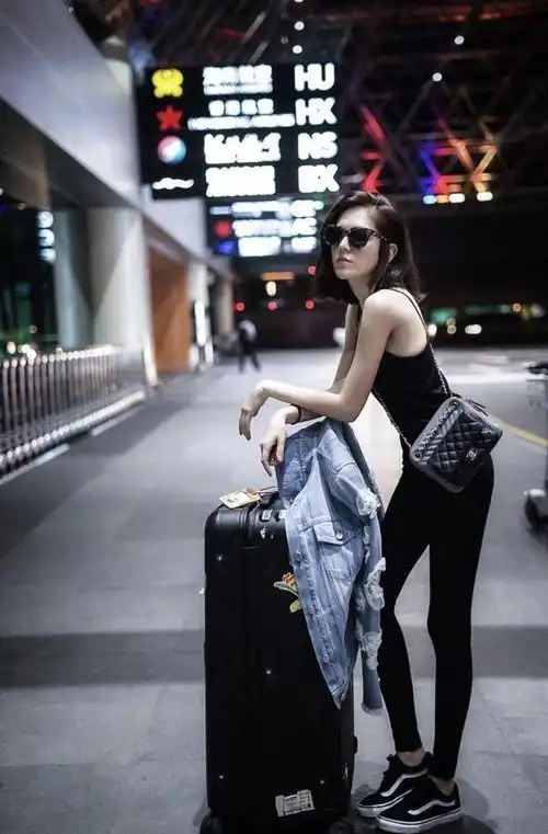 35岁许玮甯这身材女星里罕见,穿黑色吊带搭配牛仔外套,酷帅个性

