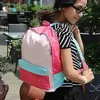 背双肩包的女生头像微信头像图片大全
