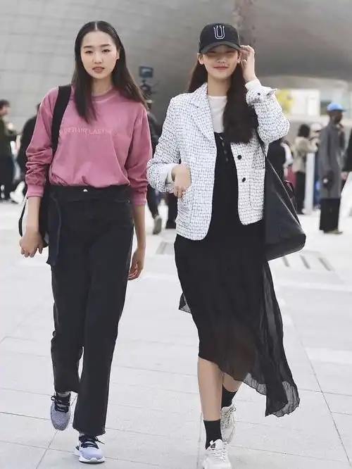 穿衣搭配如画画瞧韩国女生的叠穿大法,针织背心暗藏大玄机
