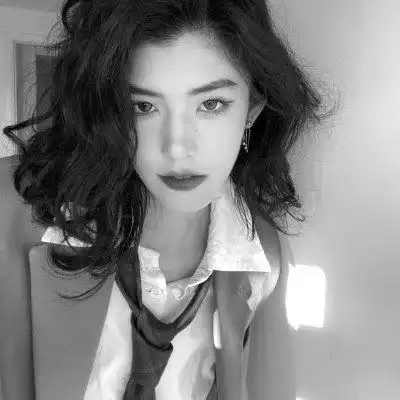 黑白高冷女生头像,最新整理气质黑白女头

