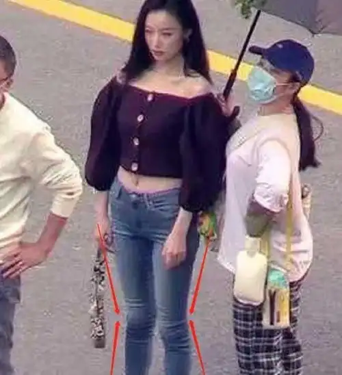 倪妮的神仙身材也有滑铁卢的时候路人镜头下圆肩驼背好丑
