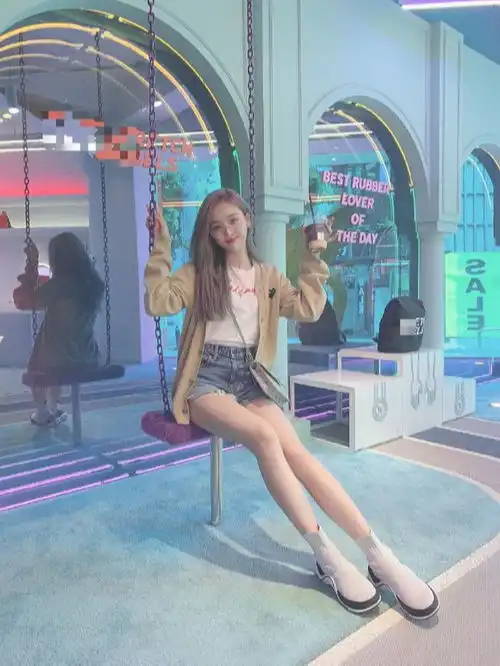 猫系少女吴宣仪笑起来超甜的衬衫裙尽显青春俏皮,甜美养眼
