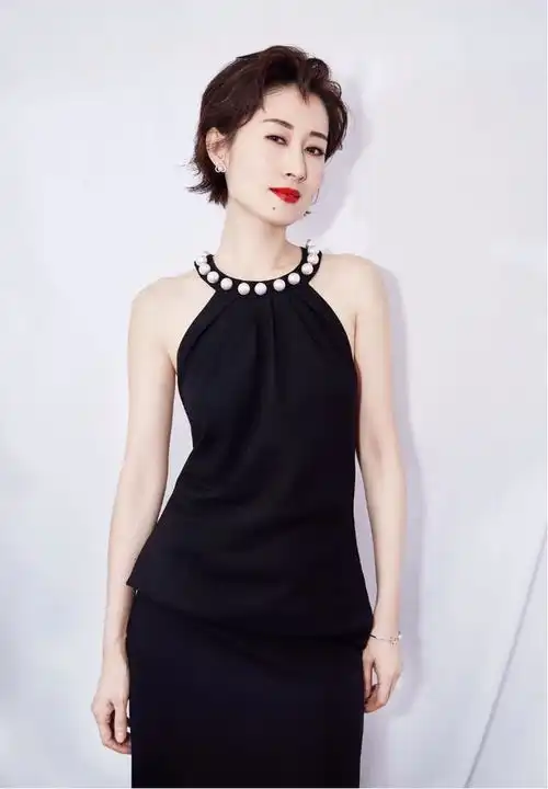 刘敏涛又一次惊艳了我,大胆穿露背连衣裙亮相,短发配红唇美炸了
