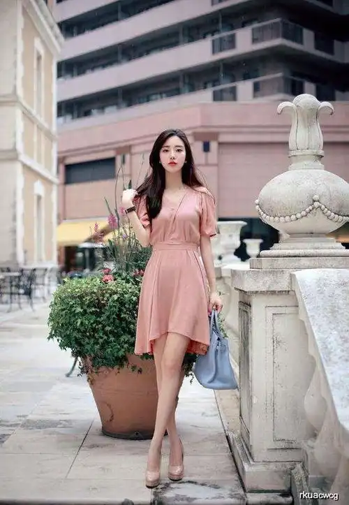 设计独特的甜美系连衣裙,让少女青春靓丽时尚大方

