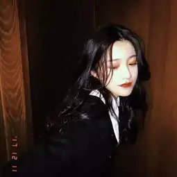 丧系女生头像附文字背景图
