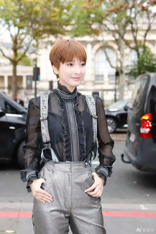 吴昕又剪男孩头,帅气短发也能美爆众人这份秋季短发指南请及时查收
