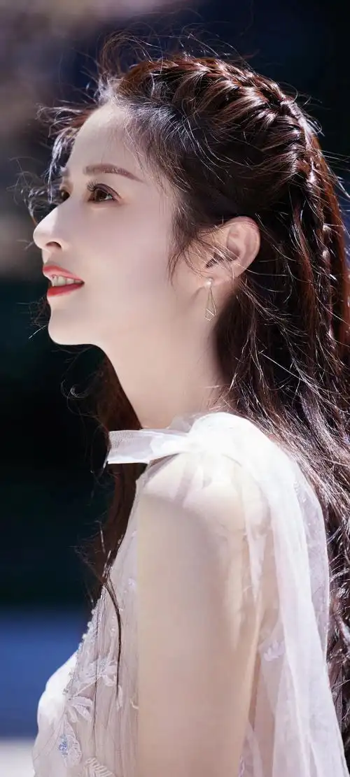 壁纸宛如仙子下凡,又美又仙颖儿
