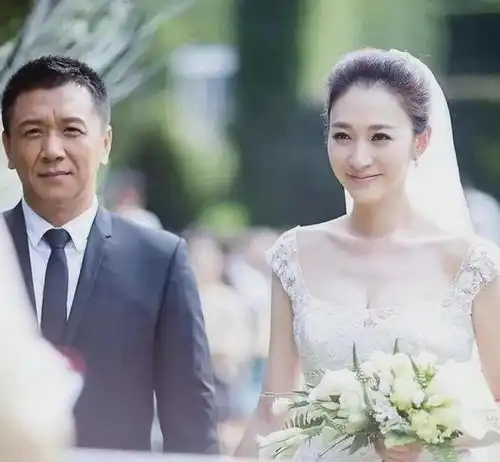 同样48岁,冻龄女神李小冉和氛围感美女舒淇现状对比,谁更胜一筹
