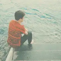 真人清新男生在海边的头像图片
