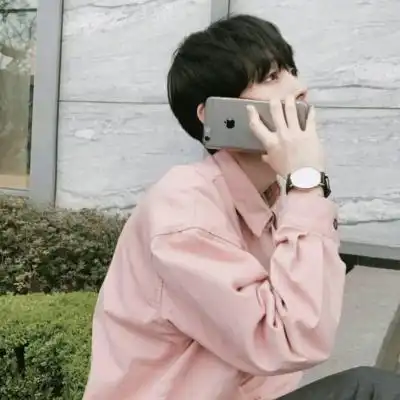 真人帅气好看男生头像拿手机
