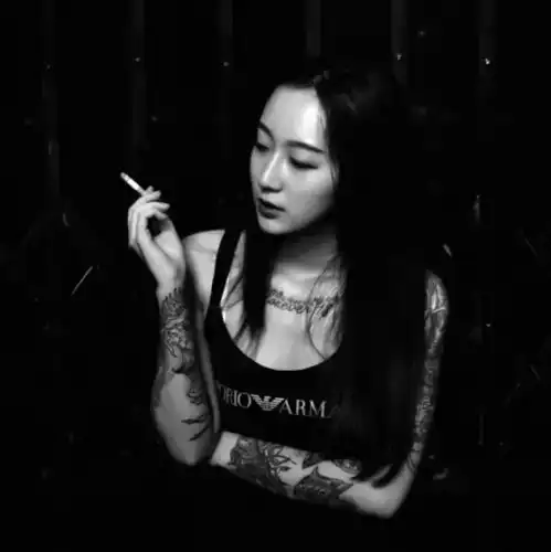 抽烟男女头
