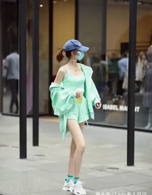 成都女生怎么这么美啊瞧她们的街拍穿搭,一个个美的像画中仙女
