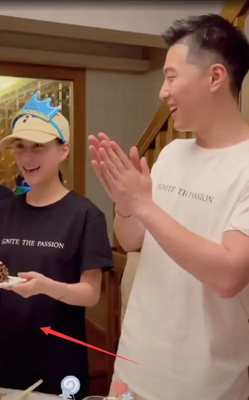 窦骁为何超莲二次庆生,两人穿情侣衣甜蜜亲吻,女方肚子凸起明显被猜怀孕了
