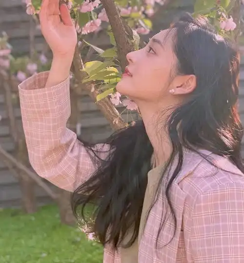 周洁琼粉色穿搭甜美可爱,是甜心女孩没错了
