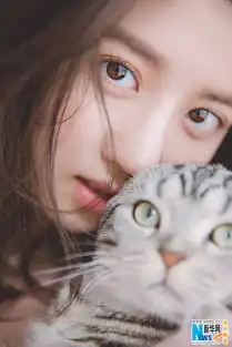 李凯馨暖春大片演绎猫系少女俏皮感
