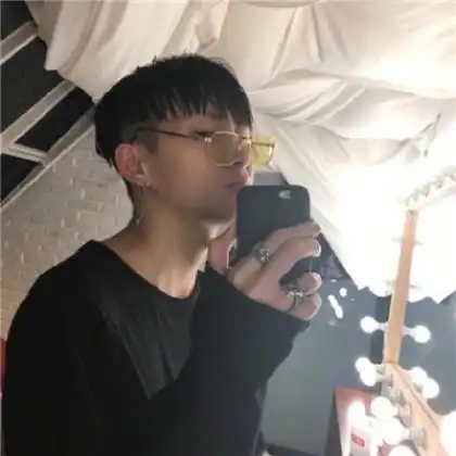 是帽子才显得比较个性有范,男生头像戴帽子侧面图片
