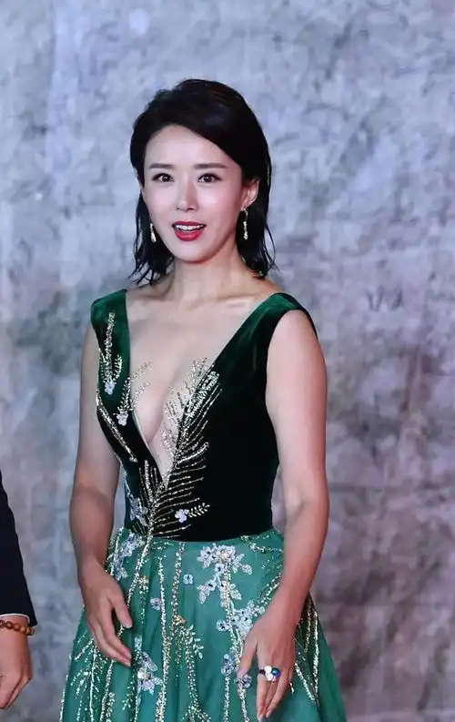颜丹晨不愧是最美嫦娥,中年高级又贵气,穿绿色礼裙韵味十足
