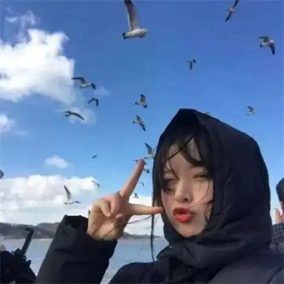 唯美好看蓝色控女生头像,泳池边的湖边海边居家的都有
