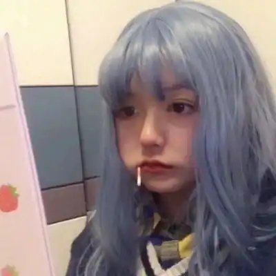 头发五颜六色的女头
