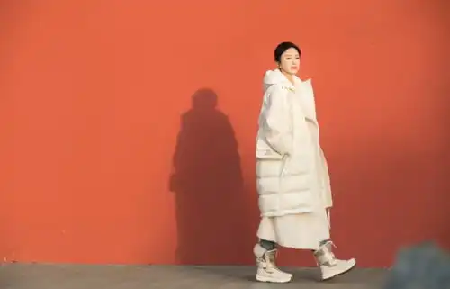 秦岚不愧是白月光,一身白色穿搭温婉大气,温柔到骨子里
